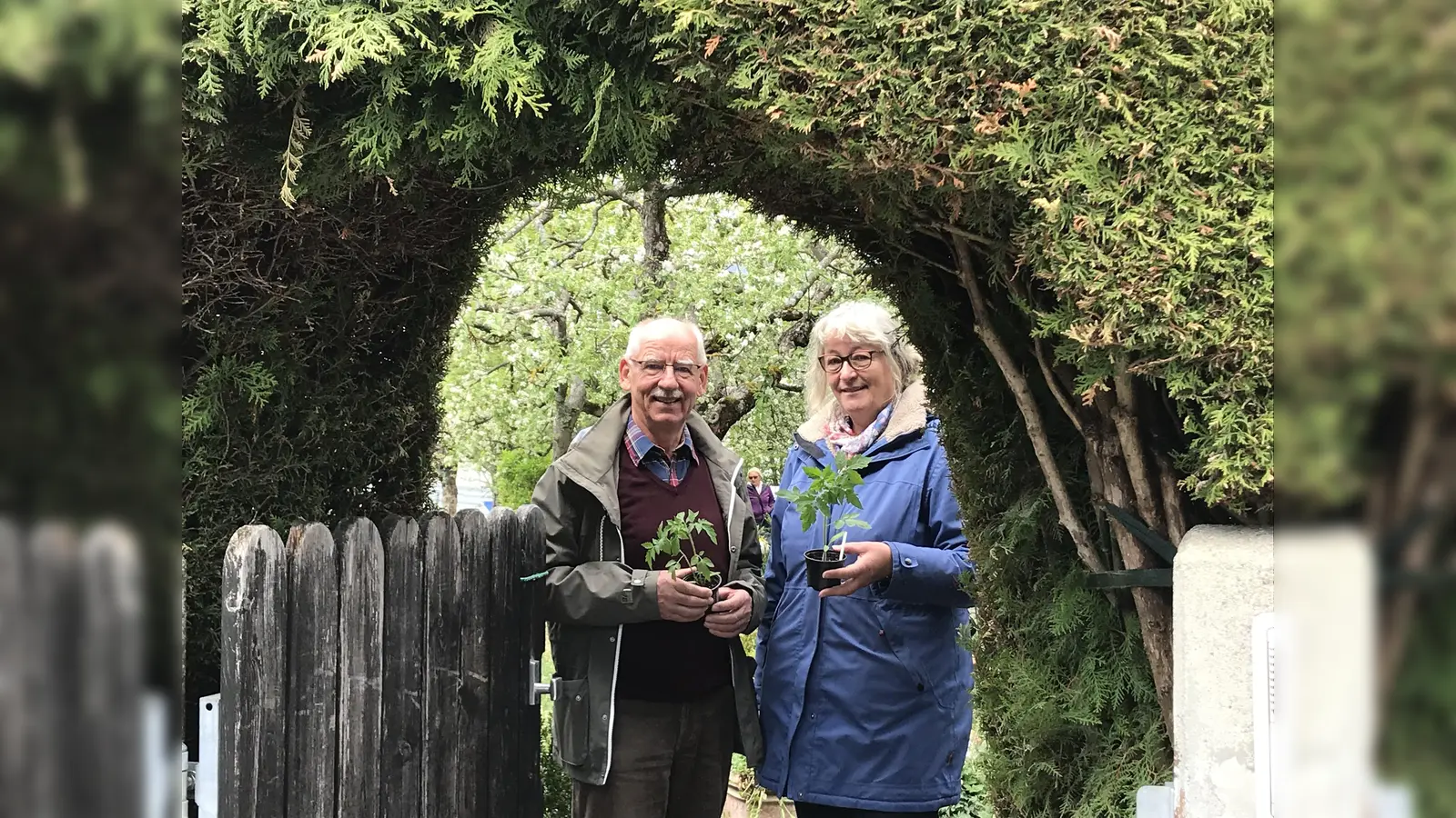 Rainer Schäfers, 1. Vorsitzender Kreisverband München für Gartenkultur und Landespflege e.V. und Regina Tramm-Jula vom Gartenbauverein Unterhaching freuen sich auf viele Besucher. (Foto: hw)