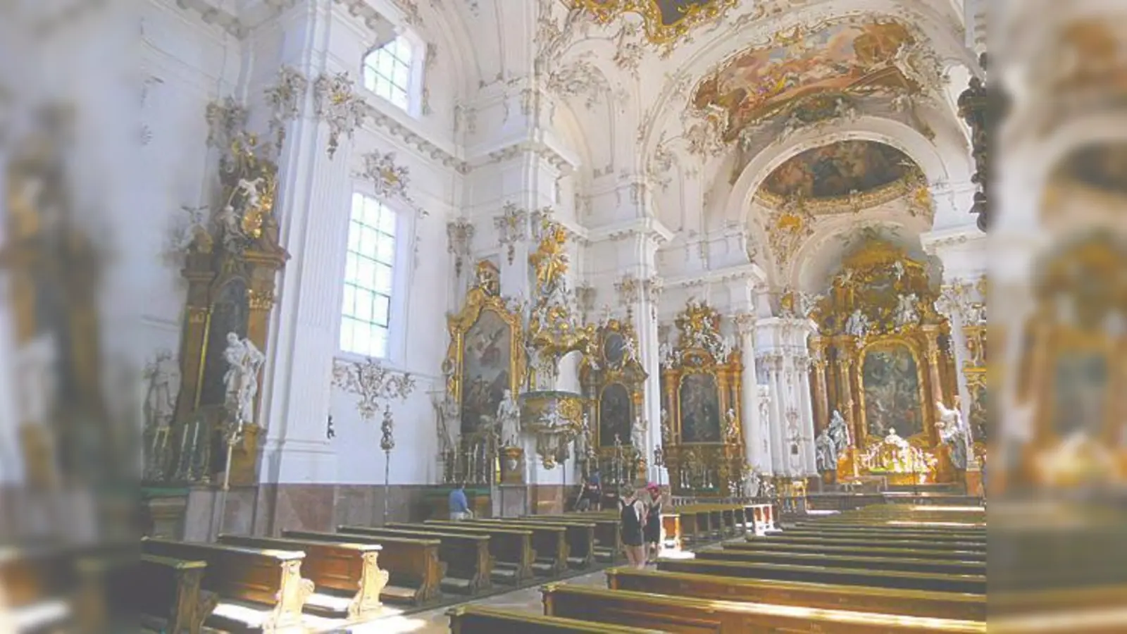 In Dießen am Ammersee wird das eindrucksvolle Marienmünster Mariae Himmelfahrt besichtigt. 	 (Foto: Stefan Dohl)