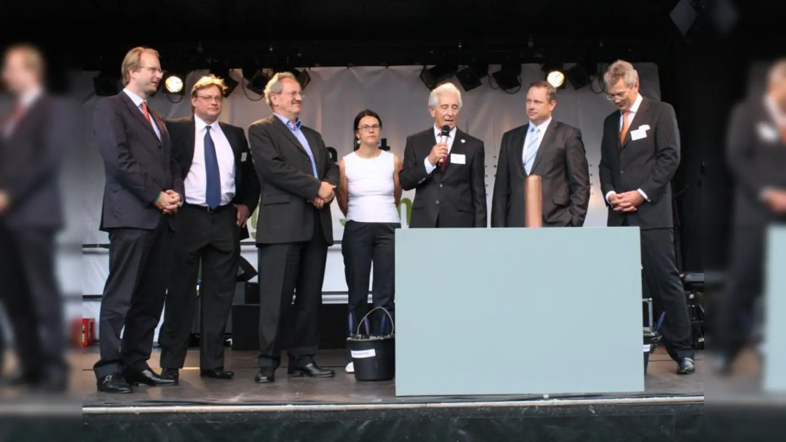 Symbolische Grunsteinlegeung für das „Parkviertel Giesing” im Weißenseepark (v.l.): Paul Bauwens-Adenauer (Bauwens), Ralf Possinger (DEMOS), Oberbürgermeister Christian Ude, Stadtbaurätin Elisabeth Merk, Günter Büschl, Finanzminister Georg Fahrenschon und Ralf Büschl. (Foto: sb)