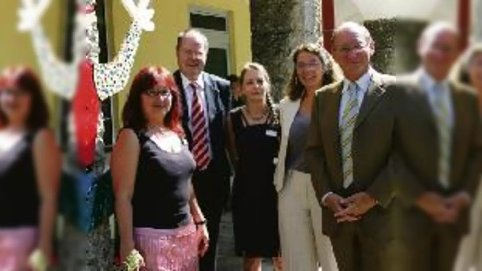 Schon wieder großer Bahnhof: Nach der Bundesfamilienministerin stattete nun der Bundesfinanzminister Peer Steinbrück (2.v.l.) dem Mehrgenerationenhaus einen Besuch  (ab.Foto: gf)