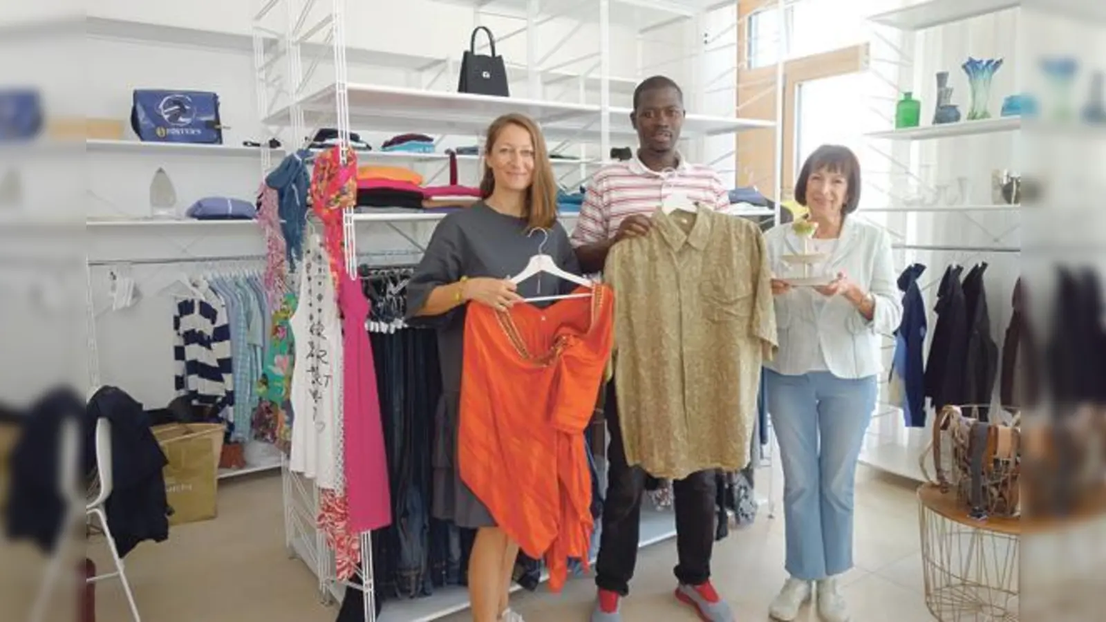 Alexandra Bitterwolf (l.) mit den beiden fleißigen Helfern Amadou Detu und Heidi Witt. 	 (Foto: hw)