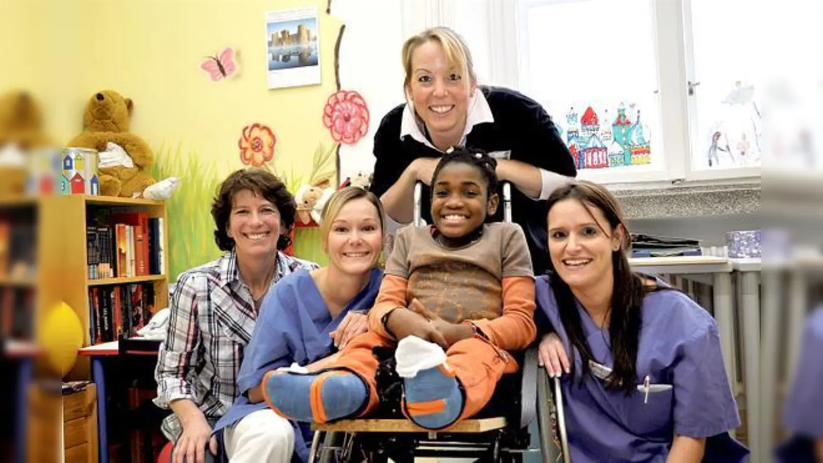 Anna mit der Heilerziehungspflegerin Karin Kinzelmann, den Kinderkrankenschwestern Pamela Opitz und Sandra Hemgesberg sowie der Physiotherapeutin Heike Volk-Uhlmann.	 (Foto: Schön-Klinik)