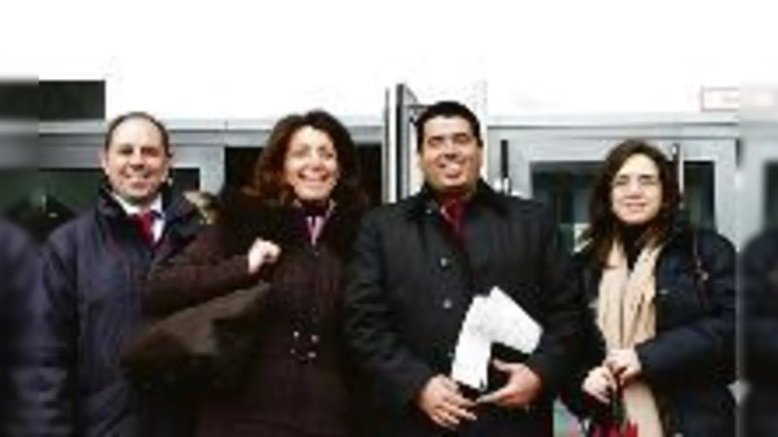 Der Schein  (Foto: Die Delegation um den UN-Sonderberichterstatter Prof. Vernor Muñoz Villalobos (2.v.r.) aus Costa Rica machte sich ein Bild von der Bildungssituation an Münchens Schulen. Bei einem Spontanbesuch abseits des Tour-Plans stellten sie sehr kr)