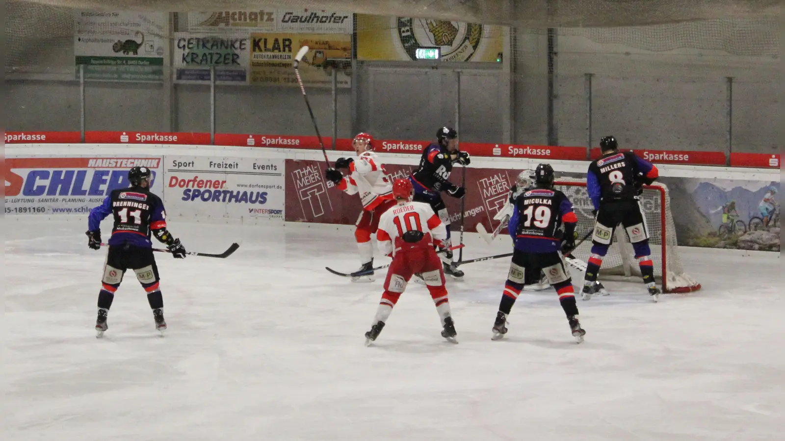 Raphael Kaefer (direkt hinter #10 Simon Roeder) nach seinem "Zaubertor" beim 6:3-Erfolg bei den Eispiraten Dorfen. (Foto: smg )