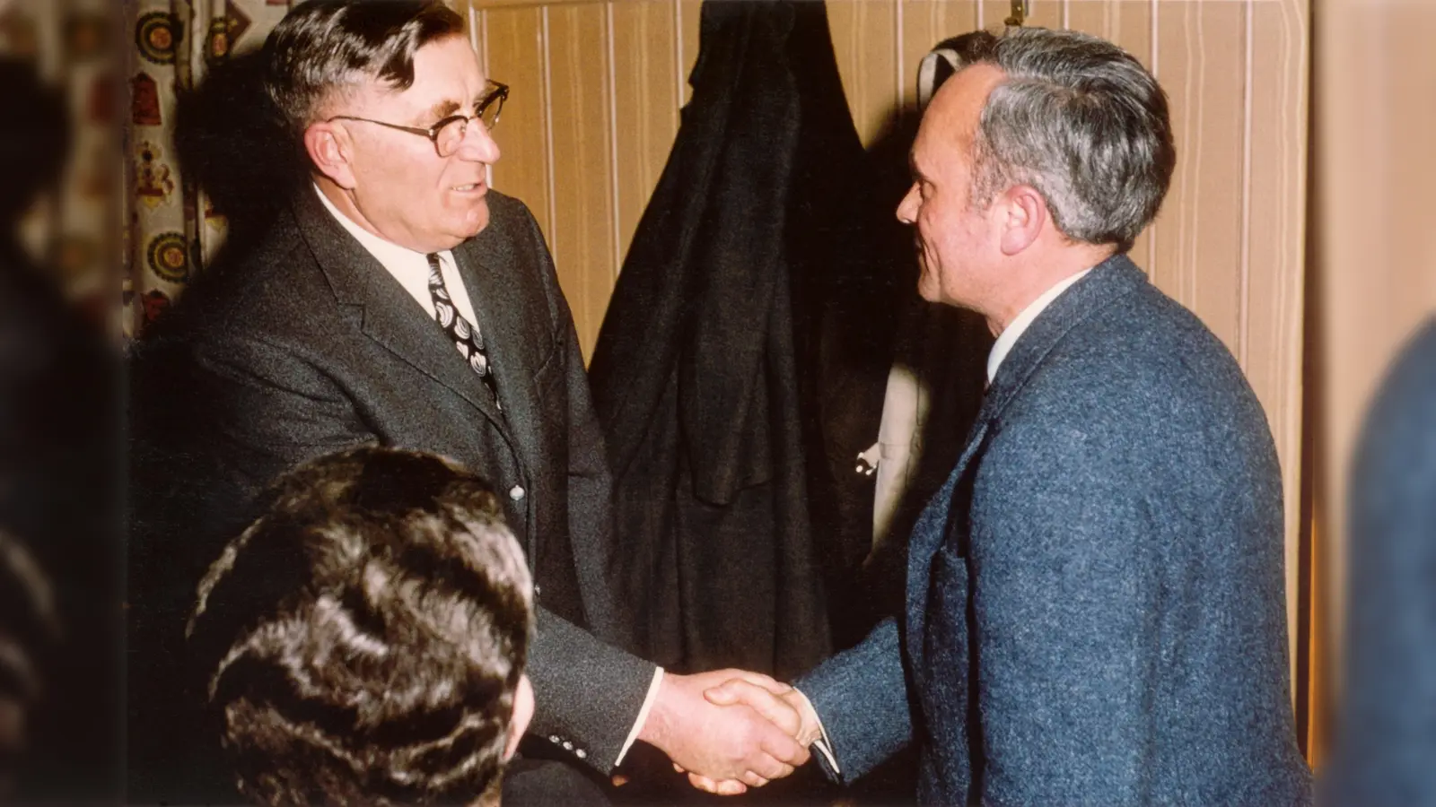 Vereidigung des Bürgermeisters am 13. März 1972: Der ehemalige Steinebacher BGM Dr. Heinrich Lang (rechts) gratuliert dem ehemaligen Etterschlager und frisch gewählten Wörthseer BGM Josef Wirth (links) zu seinem Amtsantritt nach dem Wahlsieg vom 5. März 1972 (Foto: : Helga Wirth/Heimatverein Wörthsee)