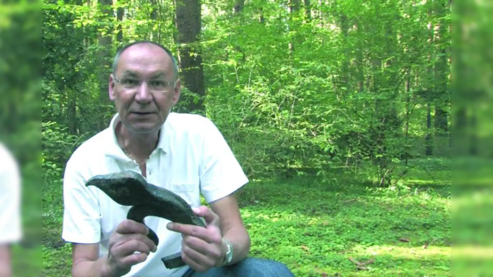 Dokumentarfilmer Edwin Bude mit einem Kreuzteil von St. Paul. (Foto: privat)