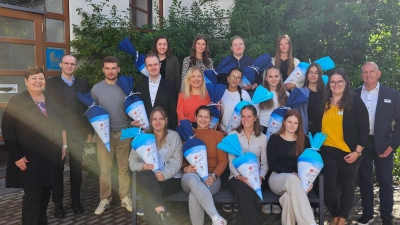 Landrätin Andrea Jochner-Weiß (l.) und Geschäftsleiter Georg Leis begrüßen zusammen mit Verena Steidl (Ausbildungsverantwortliche) und Stefan Laubenbacher (Sachgebietsleiter Personalmanagement) die neuen Nachwuchskräfte des Landratsamtes Weilheim-Schongau. (Foto: Landratsamt)