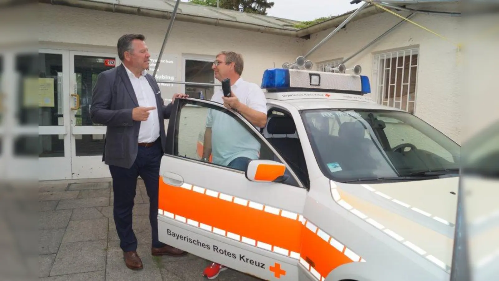 Bürgermeister Josef Schmid (links) lässt sich von Bereitschaftsleiter Roland Ahl die moderne Technik im Rettungswagen erklären. (Foto: pst)