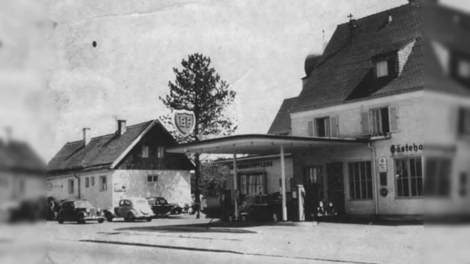 Das Wohnhaus der Familie Göppl in der Verdistraße 129 um 1955 (links im Bild) mit der im Familienbetrieb befindlichen Tankstelle und Waschhalle. (Foto: pi)