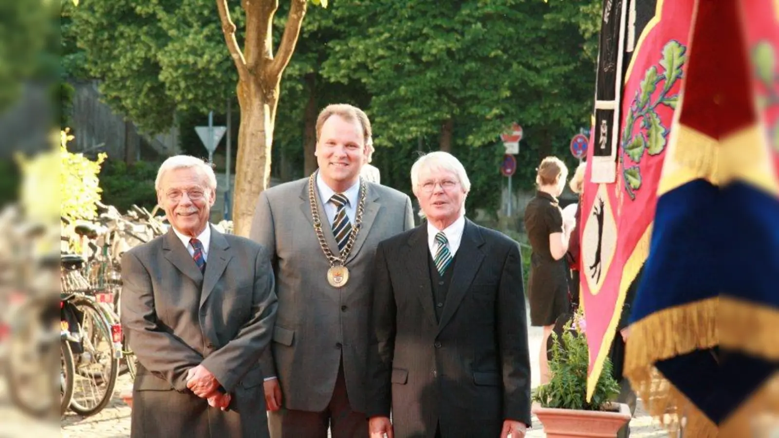 Josef Schmid (l.) bei der Verleihung der Ehrenbürgerwürde 2009 mit dem damaligen Bürgermeister Christoph Göbel und Altbürgermeister Dr. Eberhard Reichert (r.) mit dem er viele Jahre lang eng zusmamenarbeitete. (Foto: us/archiv)
