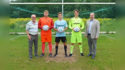 Stolz auf dem Fußballfeld (v.l.n.r.): Helmut Beck (1. Vorstand Phönix Schleißheim), Stefan Faber (Kapitän und Torwart Herren), Jonas Kauck (Spieler B-Junioren), Dominic Heilmeier (Torwart A-Junioren) und Ronny Sonnekalb (Filialdirektor Münchner Bank Oberschleißheim). (Foto: Verein)