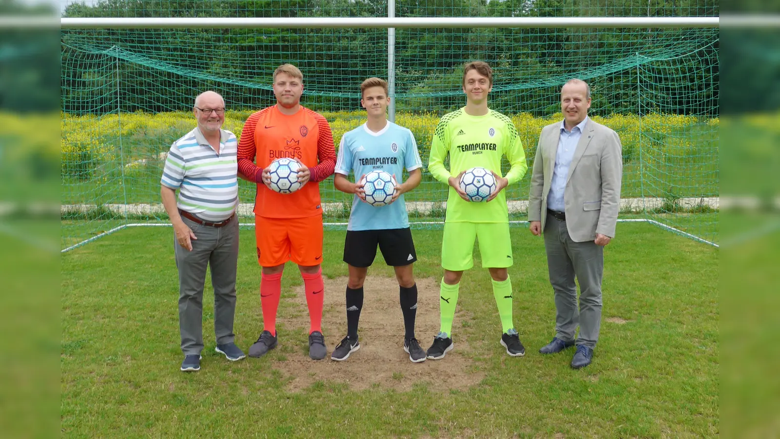 Stolz auf dem Fußballfeld (v.l.n.r.): Helmut Beck (1. Vorstand Phönix Schleißheim), Stefan Faber (Kapitän und Torwart Herren), Jonas Kauck (Spieler B-Junioren), Dominic Heilmeier (Torwart A-Junioren) und Ronny Sonnekalb (Filialdirektor Münchner Bank Oberschleißheim). (Foto: Verein)
