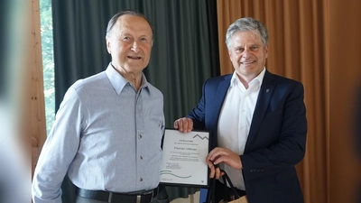 Bürgermeister Stefan Joachimsthaler (rechts) übergab die Urkunde für 20 Jahre ehrenamtliches Engagement zum Wohle der älteren Mitbürger an Seniorenbeiratsmitglied Florian Ullmer. (Foto: Gemeinde Alling)