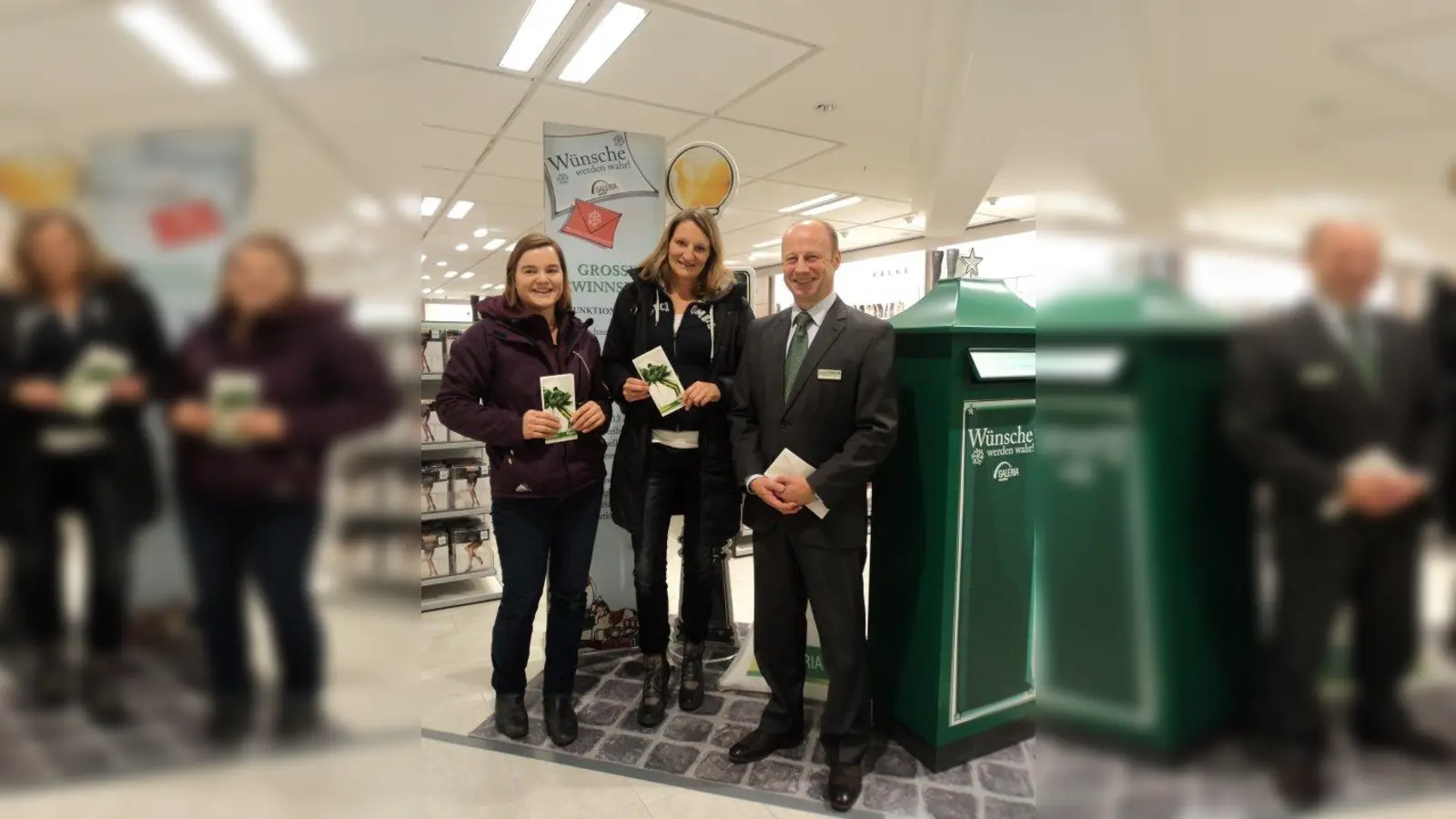 Wünsche werden wahr: Kaufhof-Geschäftsführer Christian Lüttin zusammen mit den beiden Wochengewinnerinnen Frau Holzer (l.) und Frau Schaupp, die sich über je einen 100 Euro-Einkaufsgutschein für die Galeria Kaufhof am Rotkreuzplatz freuen dürfen. (Foto: Galeria Kaufhof)