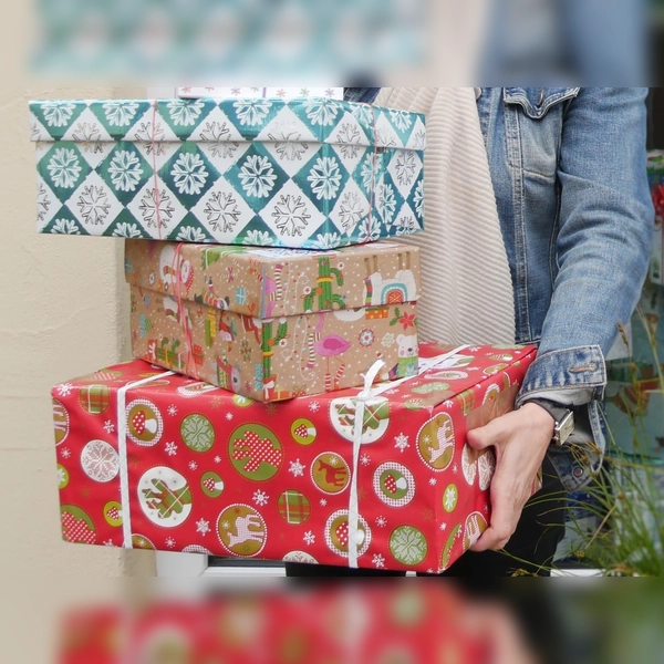 Geschenke, die gut sichtbar im Auto liegen, locken Diebe an. Deshalb sind sie besser im Kofferraum aufgehoben. Handtaschen, Handys und andere Wertsachen gehören grundsätzlich nicht ins abgestellte Auto.  (Foto: std)