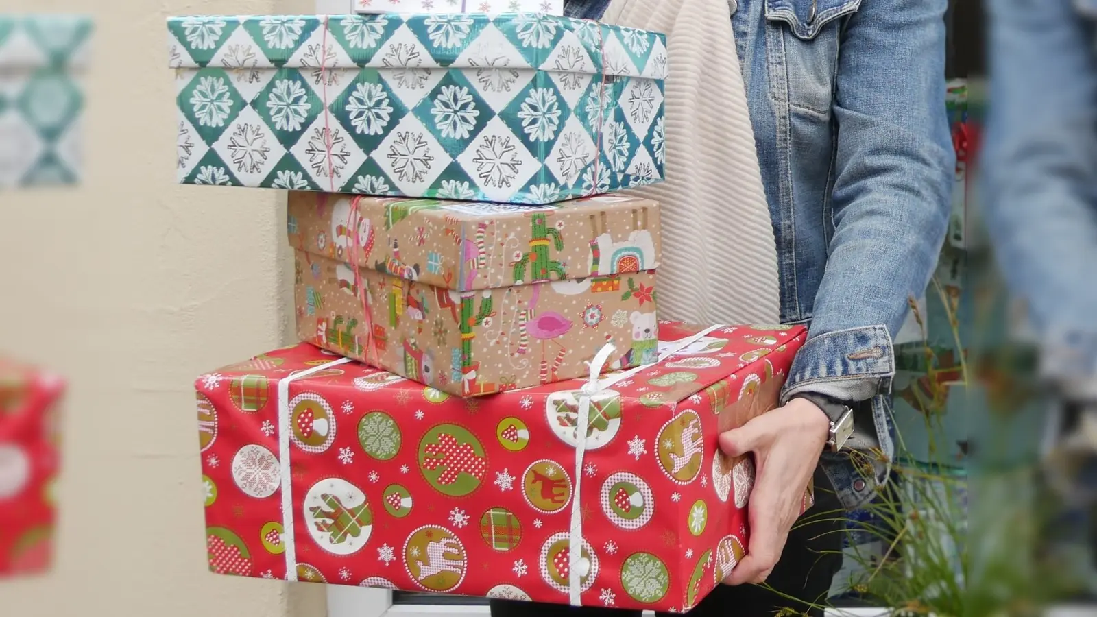 Geschenke, die gut sichtbar im Auto liegen, locken Diebe an. Deshalb sind sie besser im Kofferraum aufgehoben. Handtaschen, Handys und andere Wertsachen gehören grundsätzlich nicht ins abgestellte Auto.  (Foto: std)