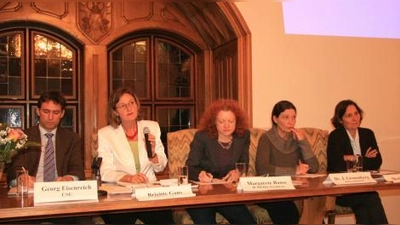 „Den Eltern ist es herzlich egal, wer die Finanzierung der Ganztagesklassen übernimmt. Das Hickhack sollte in der Politik bleiben.“ Auf dem Podium saßen (v.l.) Georg Eisenreich, Moderatorin Brigitte Gans, Margarete Bause, Johanna Gronenberg und Mechthild D´Sa. Nicht im Bild Hans-Ulrich Pfaffmann und Waltraud Lucic vom BLLV. (Foto: US)