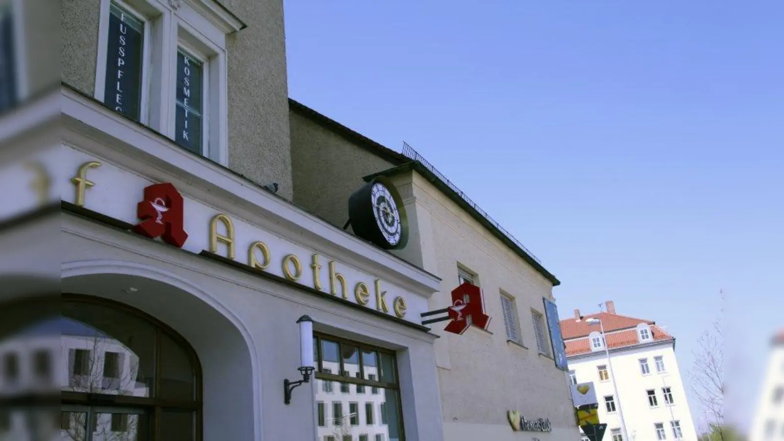 Die Uhr auf der Bahnhofsapotheke, auf Privatinitiative gestaltet und gefertigt von Florian Igl, bleibt vorerst die einzige am Bahnhofsplatz. MVG, Stadt und Bahn konnten sich nicht auf Kostenteilung und Standort einigen. (Foto: us)