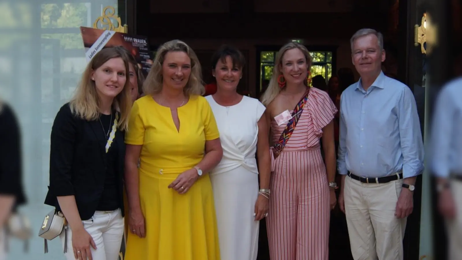 Staatsministerin Kerstin Schreyer, Sindy Loos und Dr. Gloria Westermeyer feierten gemeinsam mit Bürgermeister Jan Neusiedl 100 Jahre Frauenwahlrecht. (Foto: VA)