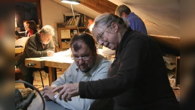 „Es ist befriedigend, Wissen weiter zu geben. Und es macht viel Spaß, die Freude und den Erfolg bei den Kursteilnehmern zu sehen.“ Cornelia und Peter Lutterkord im Gespräch über den Entwurf eines Kursteilnehmers. (Foto: US)