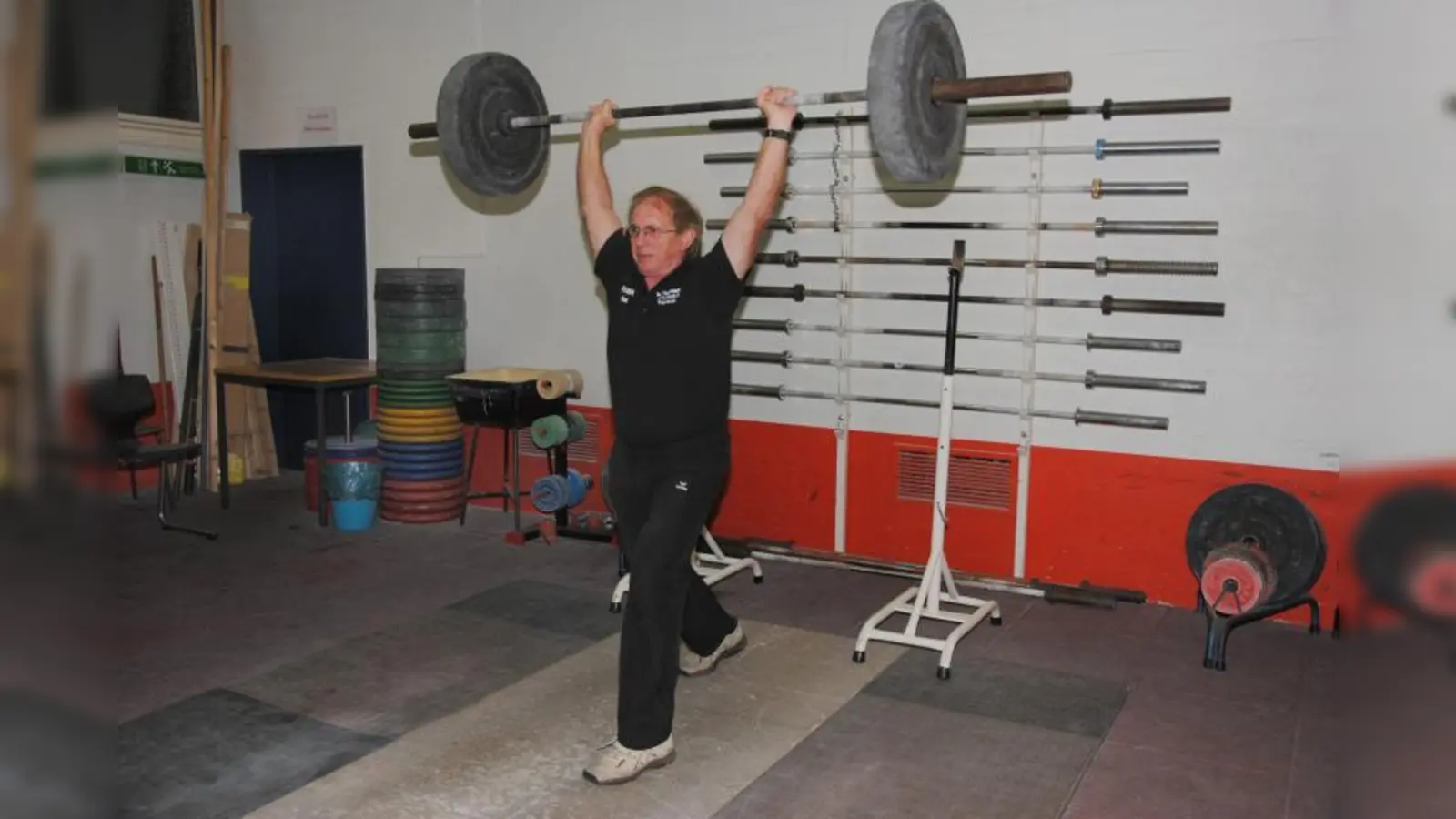 Max Mühlbauer im Kraftraum des ESV Neuaubing. (Foto: Eva Schraft)