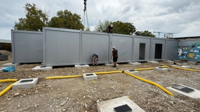Die neuen Module für die Erweiterung der Containeranlage an der Realschule Deisenhofen sind bereits aufgestellt worden. (Foto: Gemeinde Oberhaching)