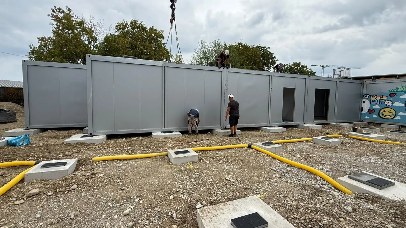 Die neuen Module für die Erweiterung der Containeranlage an der Realschule Deisenhofen sind bereits aufgestellt worden. (Foto: Gemeinde Oberhaching)