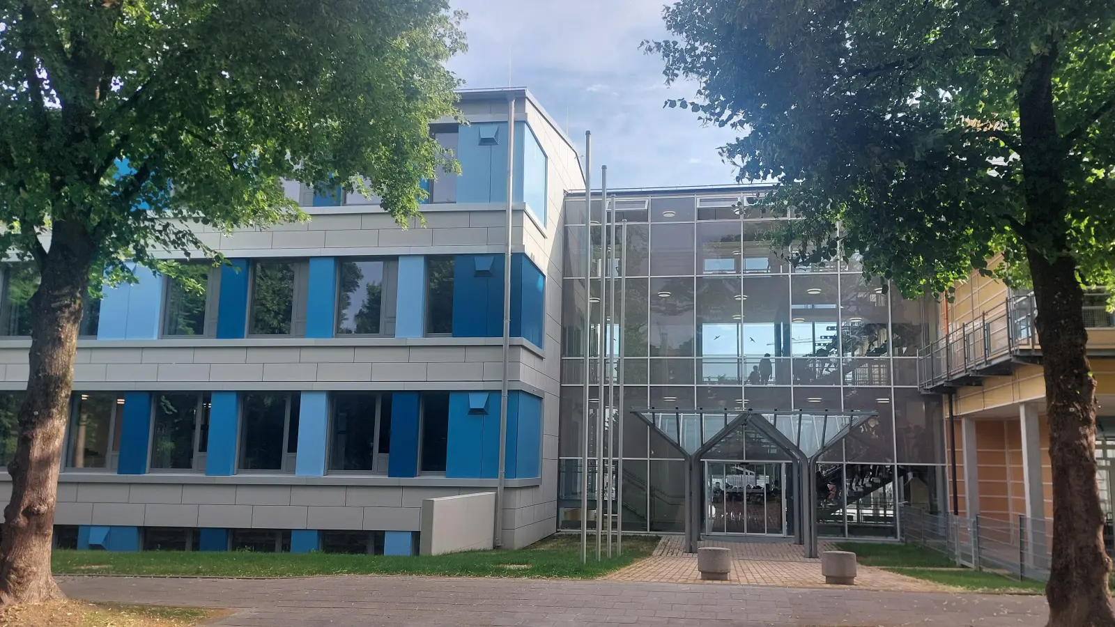 Die Grundschule an der Bahnhofstraße in Unterföhring: Die Gemeinde unterstützt Familien von Erstklässlern beim Kauf von Schulutensilien finanziell. (Foto: bas)