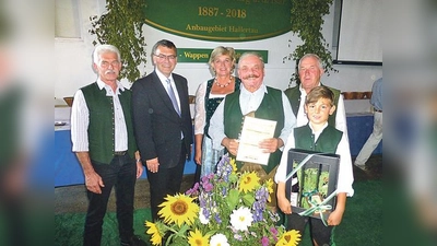 Von links nach rechts: Josef Bauer-Eberhart, Staatsminister Florian Herrmann, die stellvertretende Ebersberger Landrätin Magdalena Föstl, Helmut Stocker, Franz Eberhart und Sebastian Glaßl (Neffe von Helmut Stocker).	 (Foto: privat)