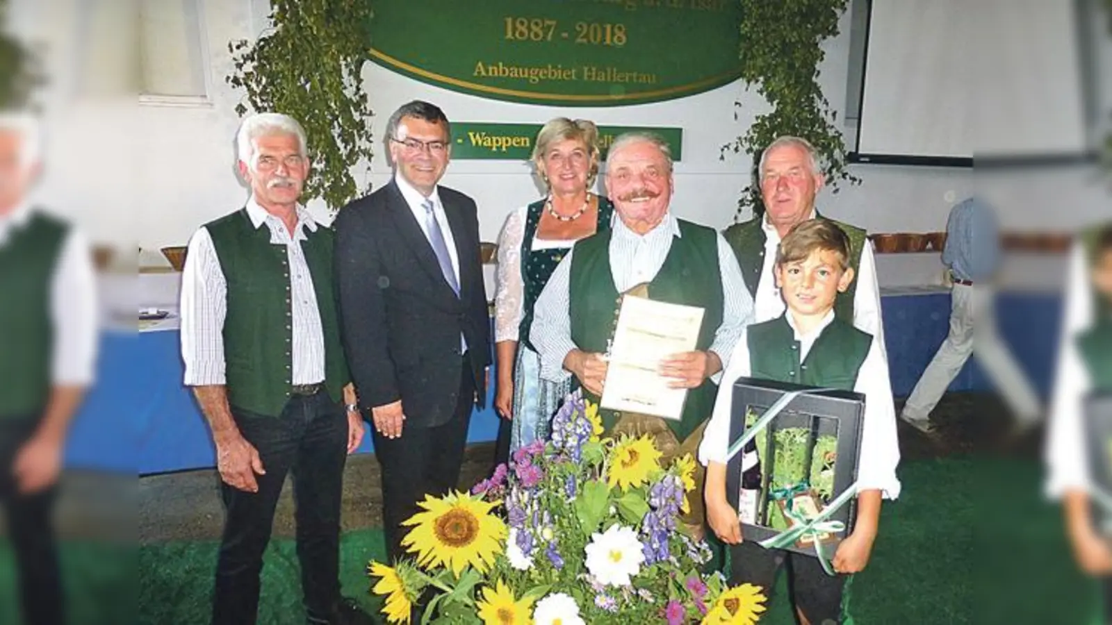 Von links nach rechts: Josef Bauer-Eberhart, Staatsminister Florian Herrmann, die stellvertretende Ebersberger Landrätin Magdalena Föstl, Helmut Stocker, Franz Eberhart und Sebastian Glaßl (Neffe von Helmut Stocker).	 (Foto: privat)
