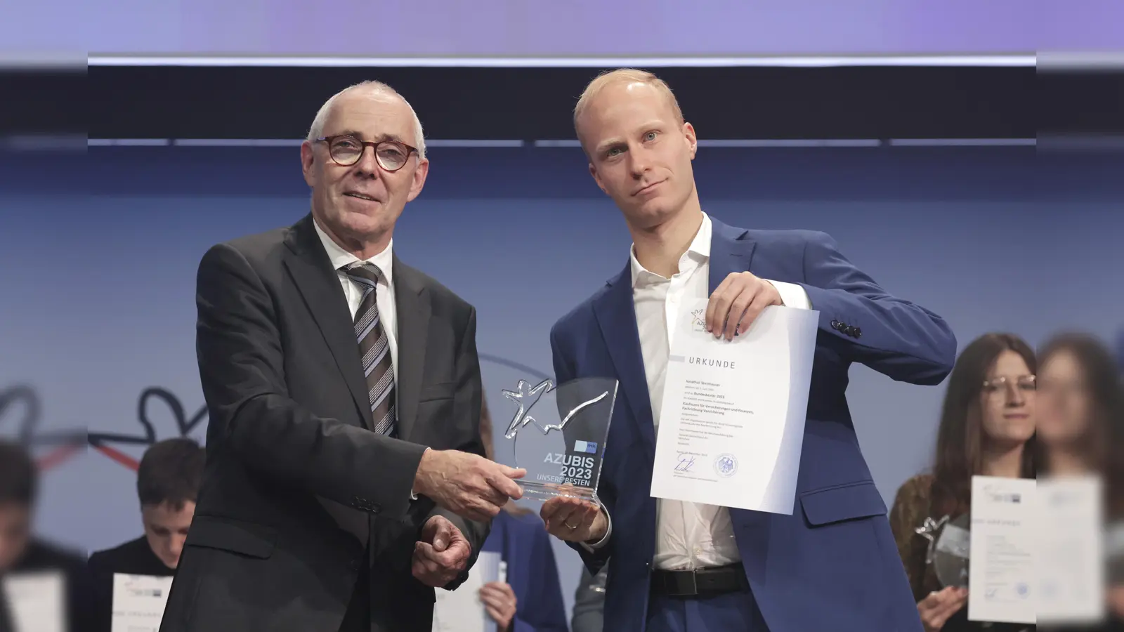 Jonathan Steinhauser (rechts) und DIHK-Präsident Peter Adrian bei der Festveranstaltung in Berlin. Steinhauer erzielte von allen Münchner Azubis das beste Ergebnis (99 von 100 Punkten). (Foto: DIHK / Schicke / Plambeck)