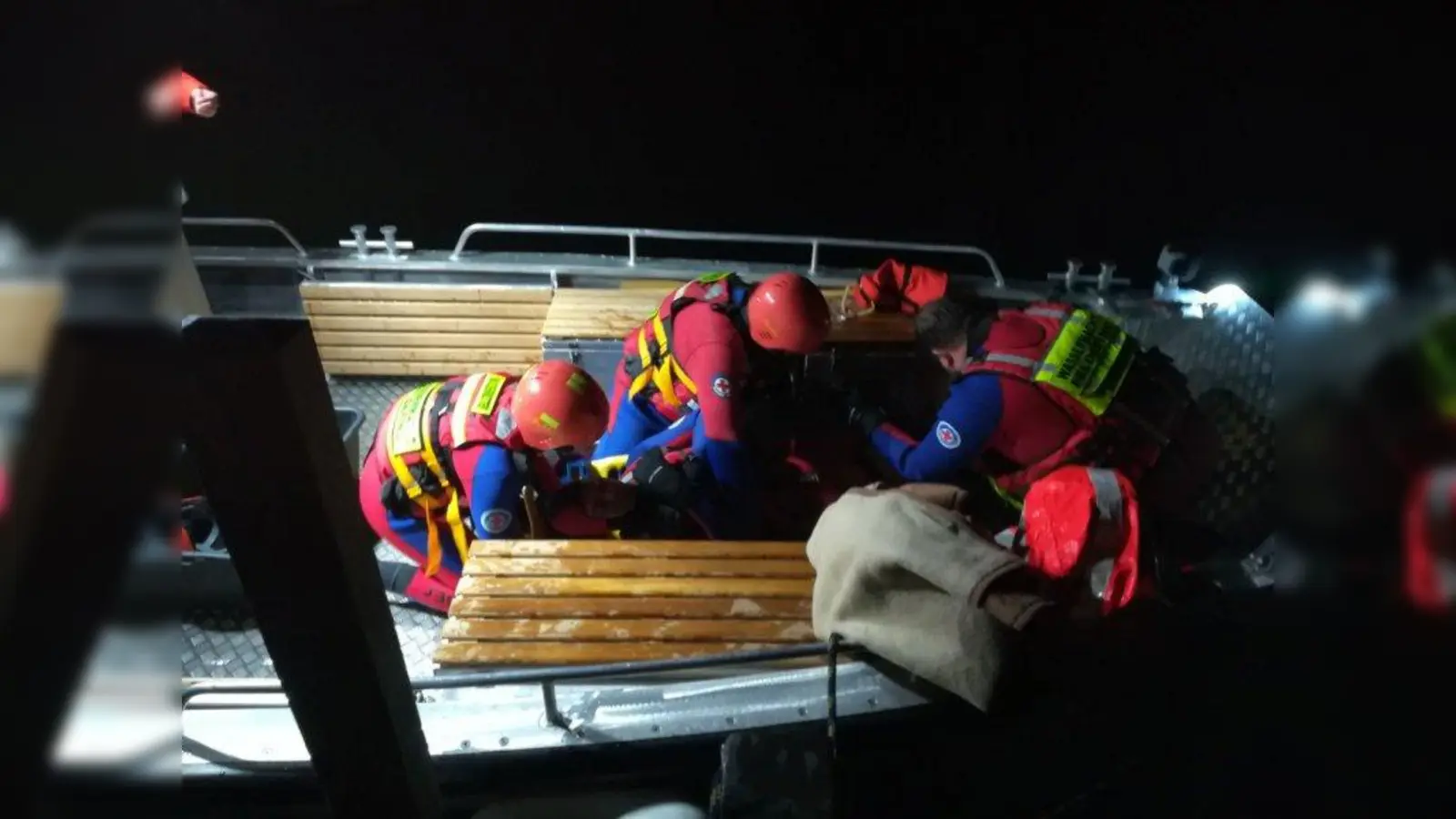 Eine spannende Übung wartete auf die Retter der Wasserwacht des BRK Feldafing. Mit dem Rettungsübungssatz: &amp;quot;Personen im Wasser&amp;quot; probten die Helfer den Ernstfall im Dunklen. Eisige Kälte und eine geringe Sicht erschwerten die Übung, doch für den Ernstfall sind die freiwilligen Helfer nun bestens gerüstet. (Foto: BRK Feldafing)