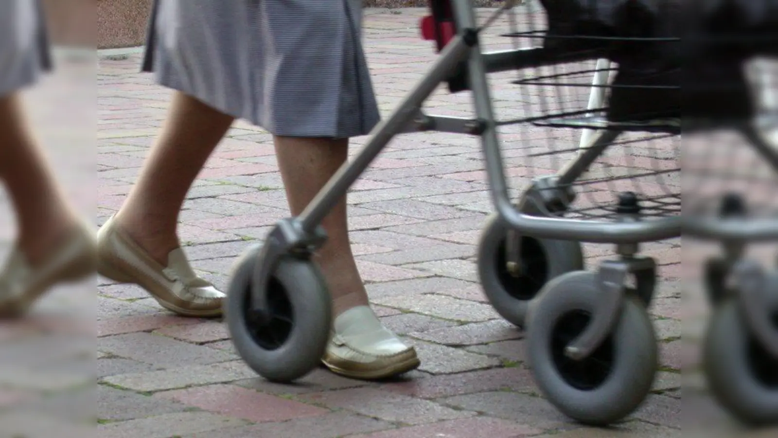 Hilfsmittel – beispielsweise ein Rollator – verschaffen Erleichterung im Alltag und sorgen für mehr Sicherheit. (Foto: Matchka / pixelio.de)