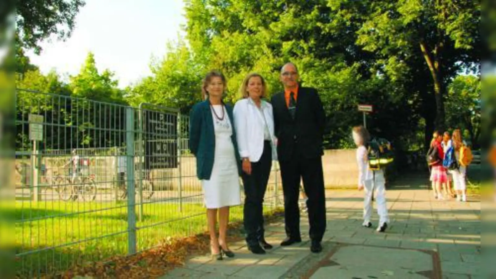 Die Grandlschule platzt aus allen Nähten. Ein gemeinsamer Vorstoß von Schulleitung und Lokalpolitikern soll endlich die ersehnte Schulerweiterung bringen. V.l. Franziska Miroschnikoff, Schulleiterin Christina Huber und Frieder Vogelsgesang. (Foto: us)