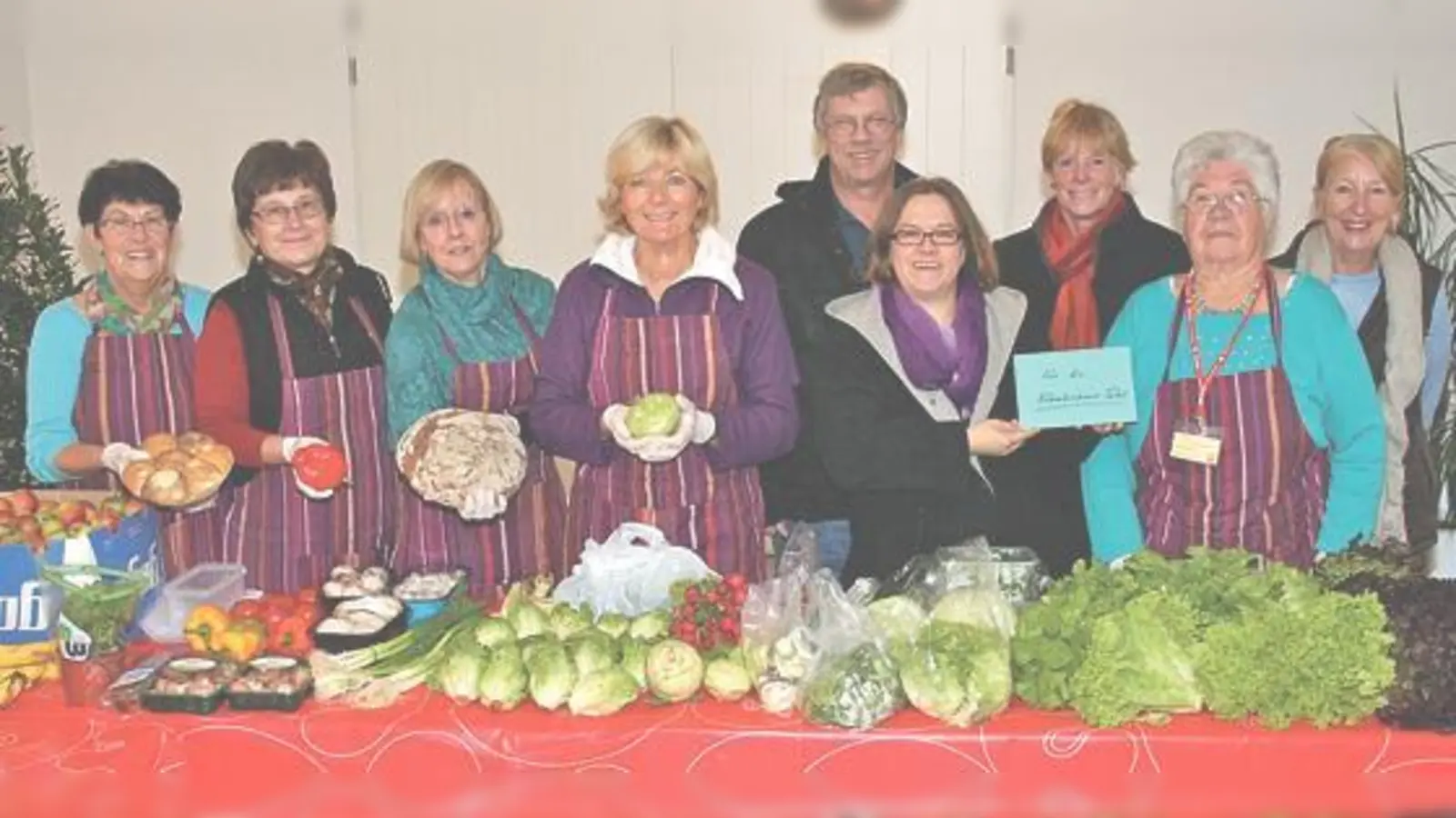 Große Freude herrschte beim Ausgabeteam für Lebensmittel des Höhenkirchner Tisches über die von Michael Nestler übergebenen Spenden. Bürgermeisterin Ursula Mayer war mit von der Partie.	 (Foto: Privat)