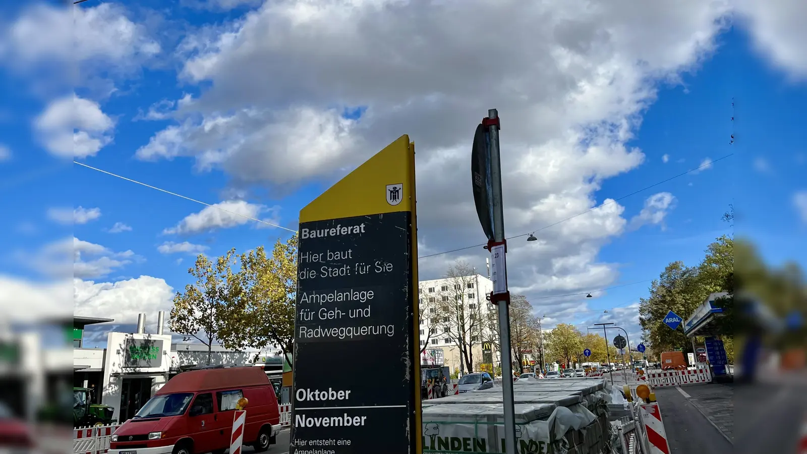 Im Mai 2022 wurde der Antrag für die Drückampel über dei Landsberger Straße gestellt. Nun folgt die EInrichtung. Bis zum 30. November soll alles fertig sein. (Foto: Ulrike Seiffert)