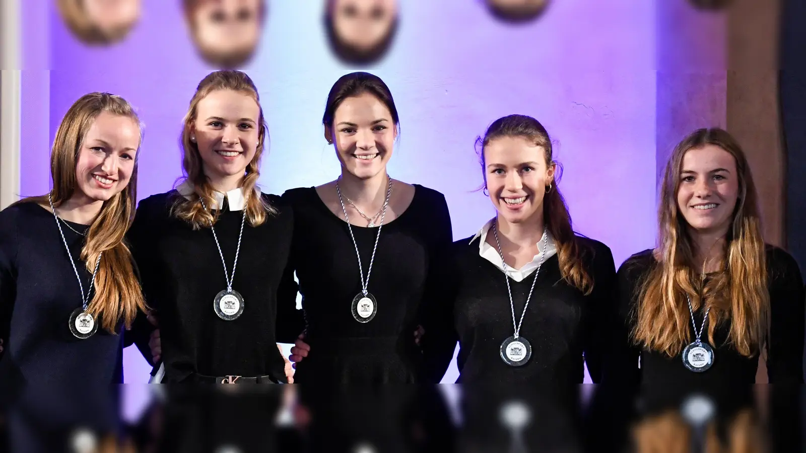 Lehkraft Veronika Steinhauser mit Theresa Steinberg, Lea Hollenberg, Selina Weihner und Chiara Horder (v. li.). (Foto: Andreas Gebert)