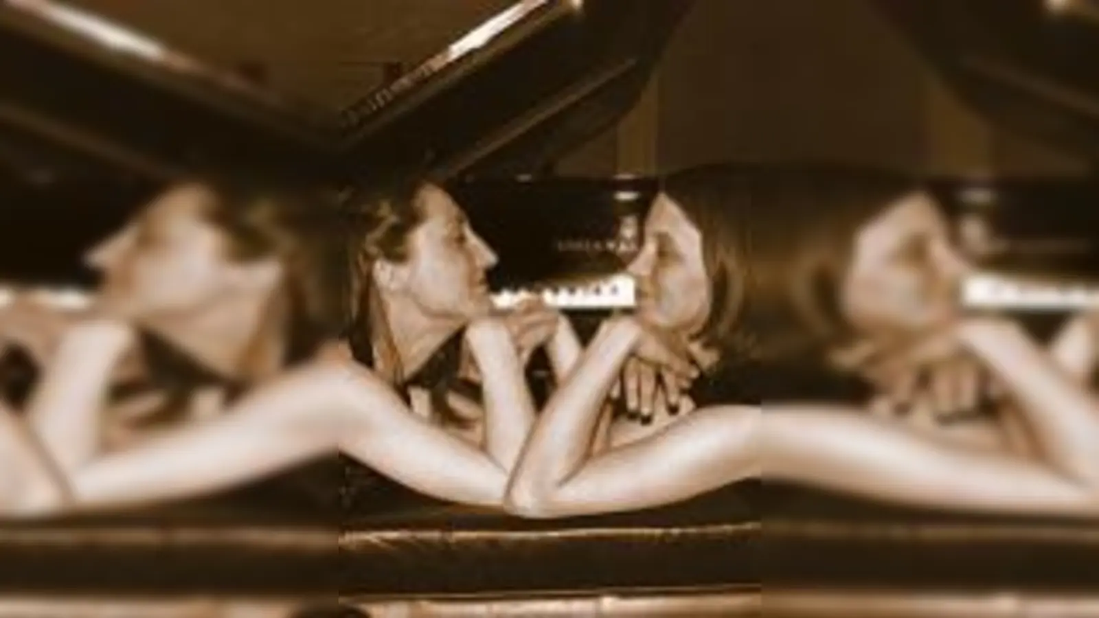 Rumi Buchner (li.) und Monika Moll vor ihrem Konzertflügel. 	 (Foto: VA)