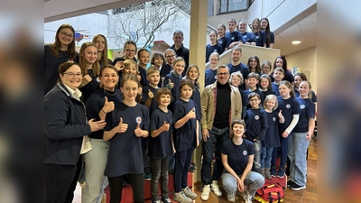 Die Jugend der Wasserwacht freut sich sehr über die großzügige Spende. Die davon gekauften T-Shirts unterstreichen das Gemeinschaftsgefühl.  (Foto: BRK-Wasserwacht)