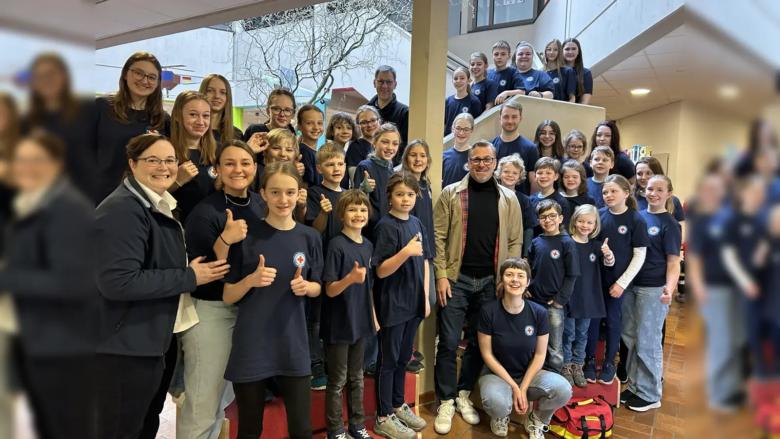 Die Jugend der Wasserwacht freut sich sehr über die großzügige Spende. Die davon gekauften T-Shirts unterstreichen das Gemeinschaftsgefühl.  (Foto: BRK-Wasserwacht)