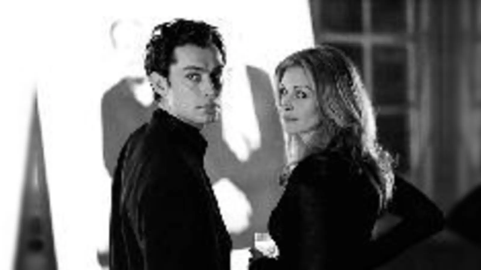 Verständlich: Julia Roberts kommt in »Hautnah« irgendwie nicht los von Jude Law...	 (Foto: Sony Pictures)