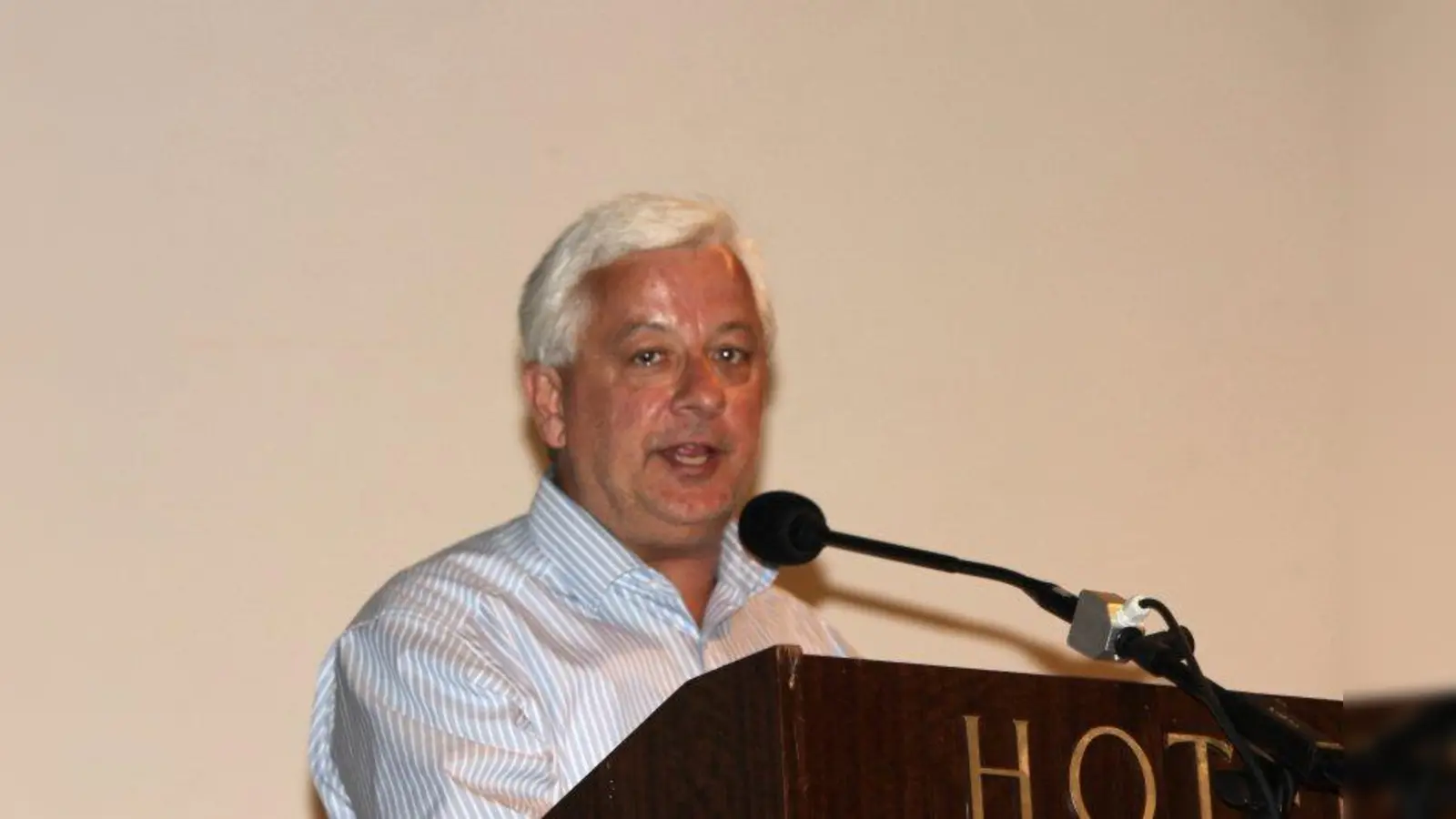 Heftig ausgebuht: Verkehrsplaner Bernd Schmiedlau während Bürgerversammlung in Pasing. (Foto: US)