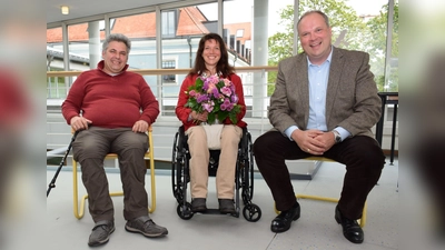 Nach 18 Jahren als Behindertenbeauftragter übernimmt Aleksandar Dordevic (links) neue Aufgaben im Landratsamt München. Seine Nachfolgerin ist Sigrid Karl. Rechts Landrat Christoph Göbel. (Foto: Landratsamt München)