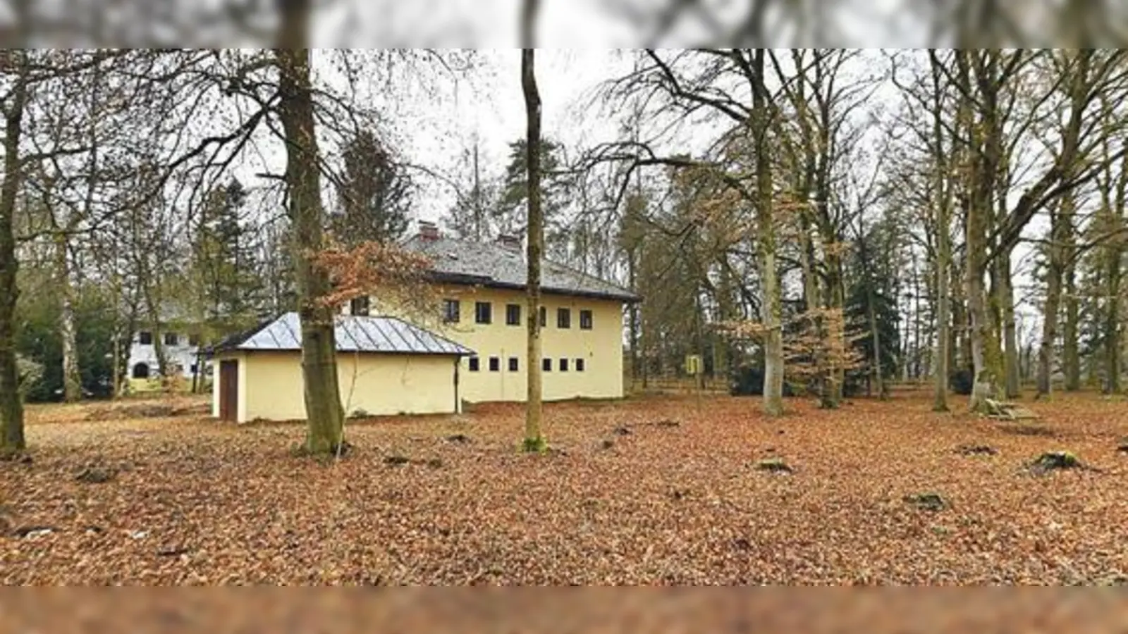 Weiter Streitobjekt: Das Anwesen Schilcherweg 8. Der BA sprach sich jetzt gegen einen Ankauf des Freistaat-Geländes durch die Stadt aus. 	  (Foto: Archiv RedH)