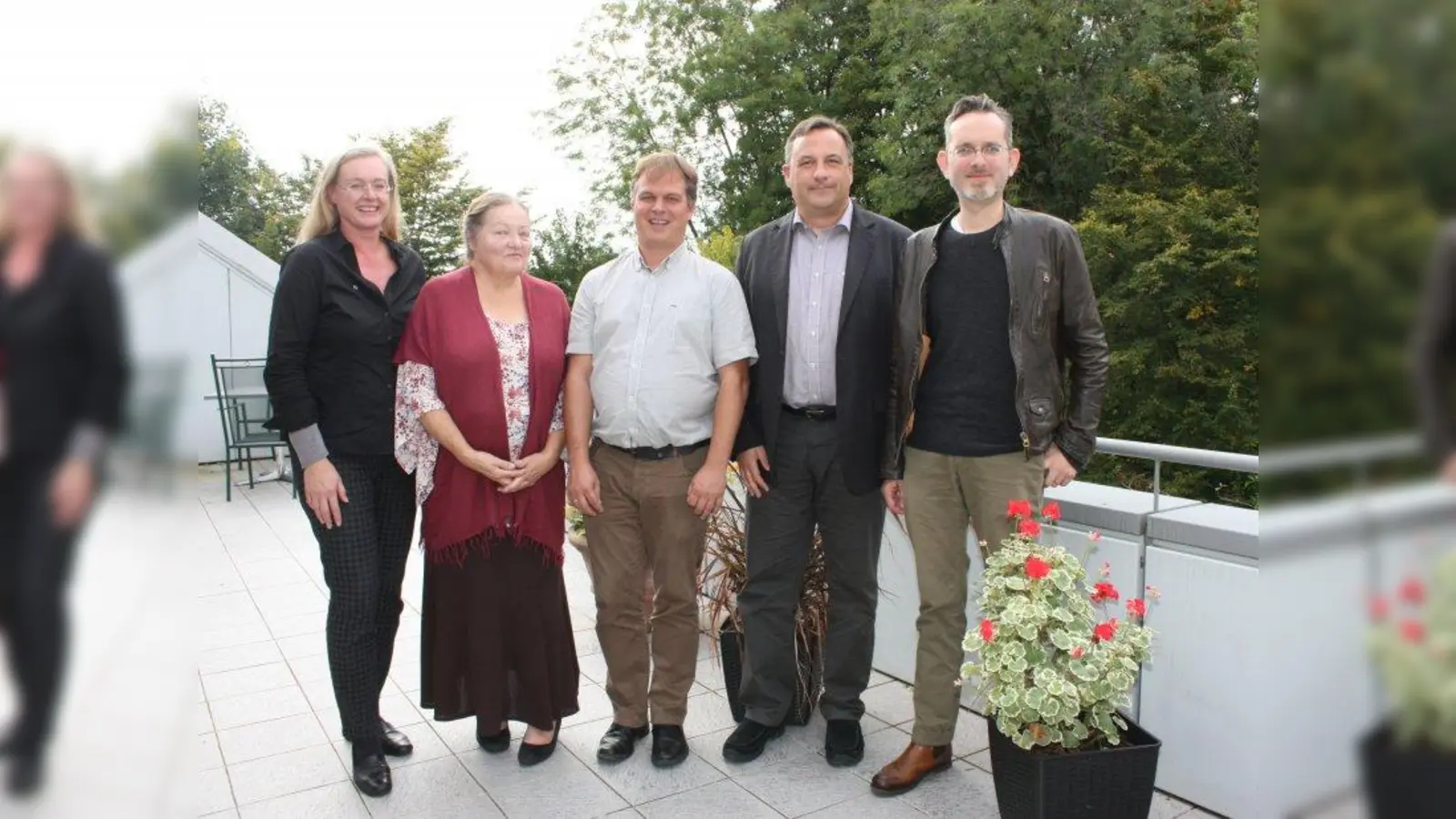 Feiern in St. Lukas die Einmaligkeit des Lebens auf ganz eigene Weise (von links): Beate Frankenberger (Pfarrerin St. Lukas), Marianne Sägebrecht, Ulrich Heller (Leiter des stationären Hospizes, CHV), Leonhard Wagner (Geschäftsführer CHV) und Stefan Weiller (Projektinitiator). (Foto: job)