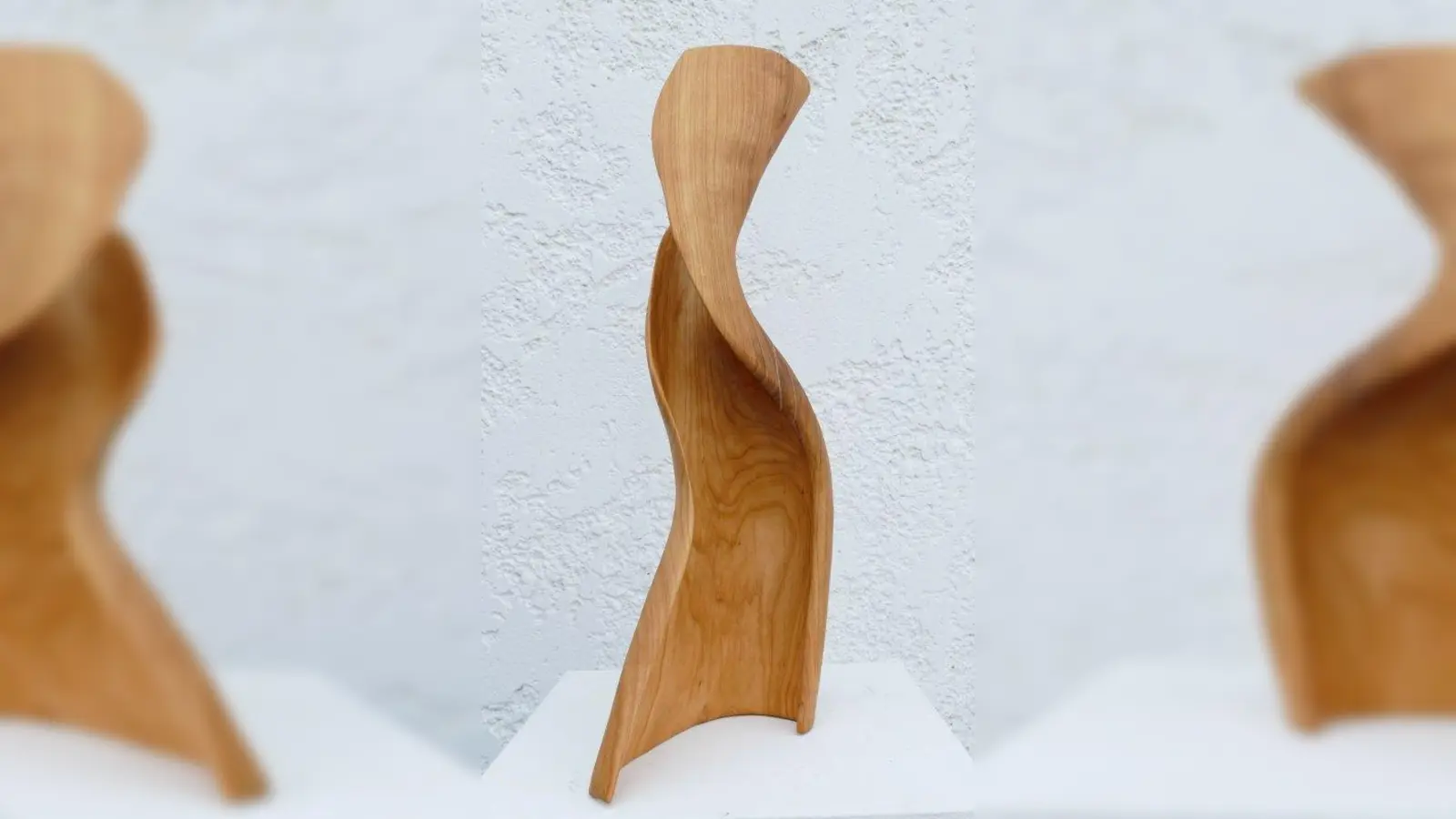 Aus einem zerbrochenem Kirschbaum schuf der Holzbildhauer Wolfgang Fritz Skulpturen. (Foto: Rissmann)