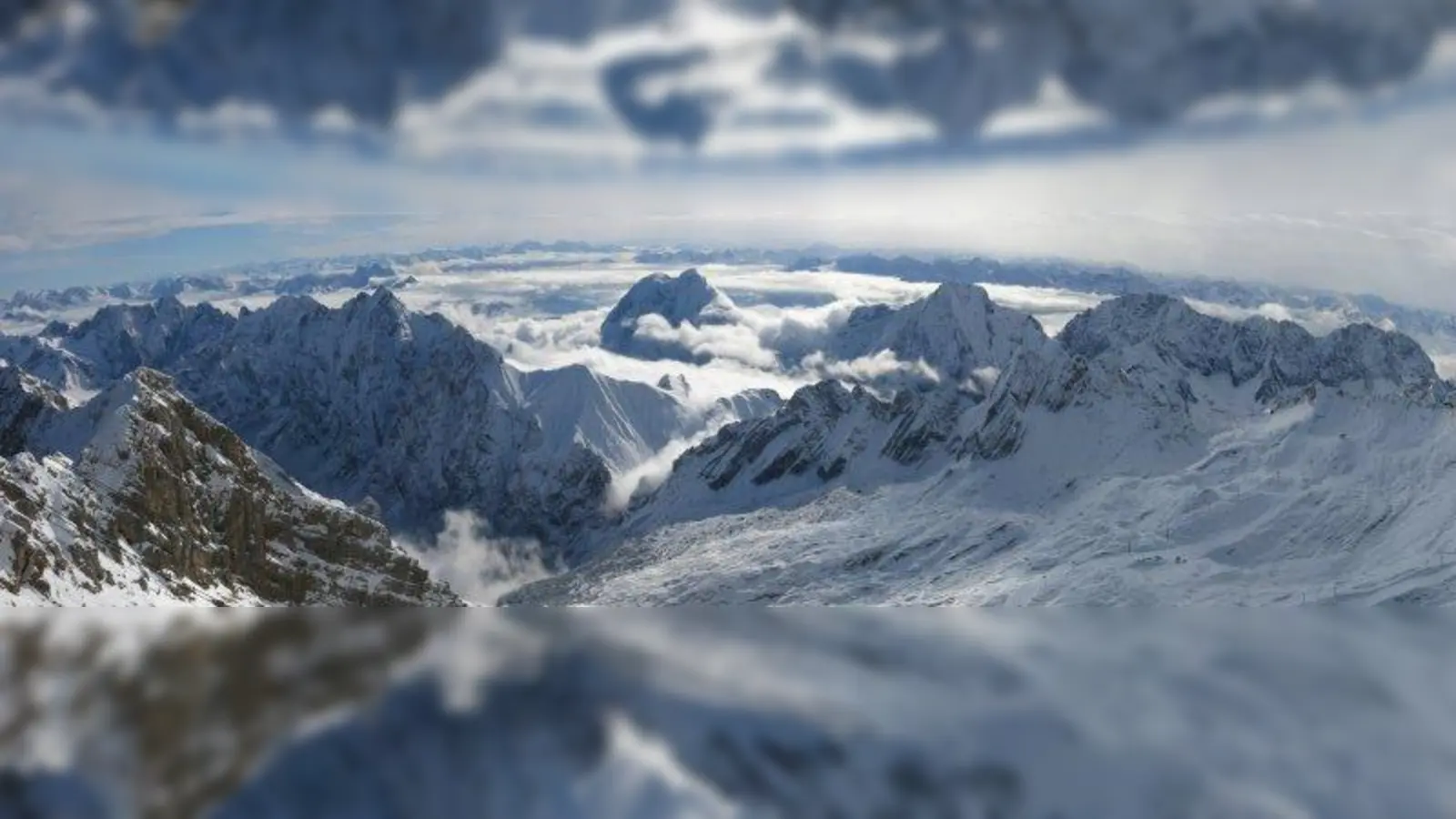 Perfekter Tag in den Bergen: Blick von der Zugspitze über die Nachbargipfel. (Foto: Natascha Heuse)