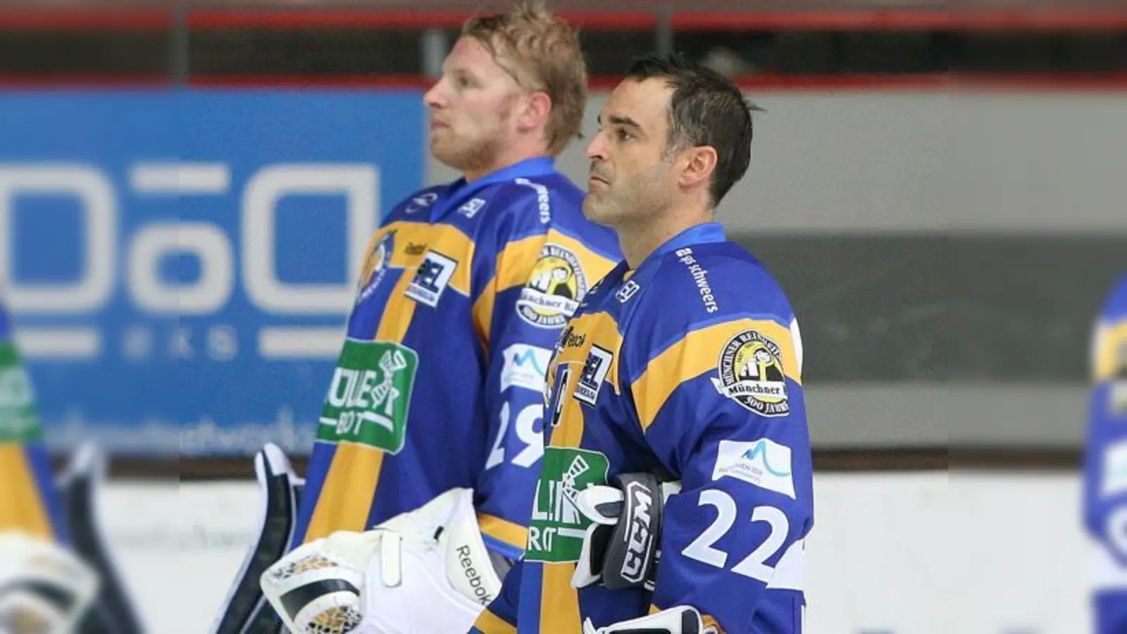 Stéphane Julien (vorne) war der Pechvogel des denkwürdigen Penaltyschießens gegen die Straubing Tigers.      (Foto: Oliver Rabuser)