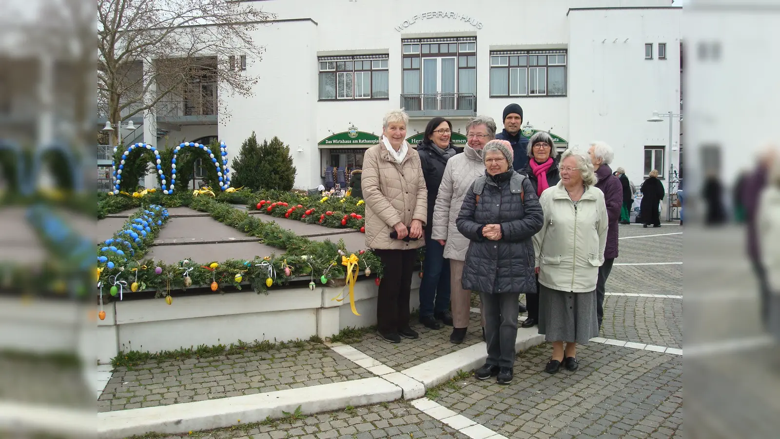 Hella Schulze, Judith Immig, Brigitte Hörger, Mariele Lang, Pfarrer Stefan Berkmüller, Helga Furch, Hildegard Kobler und Therese Hörsgen beim geschmückten Brunnen. (Foto: Stiebler)