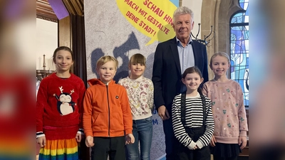 Gruppenbild mit Dieter Reiter: Die Kinder sichteten Münchens Oberbürgermeister während ihres Besuchs im Rathaus. (Foto: Gliesche)